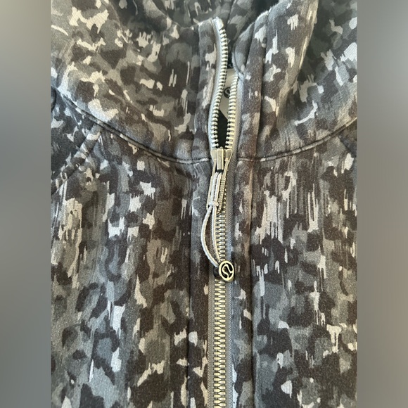 Lululemon Scuba Hoodie 🖤 - Picture 4 of 7